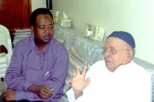 المرحوم عبدالله بن سعد الشروقي متحدثا إلى رئيس تحرير (تقرير البحرين) عام 2012م